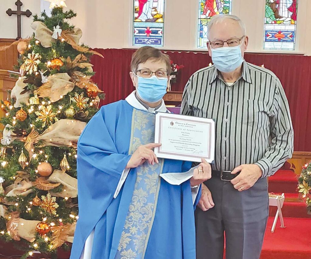 Rev’d Kay presents a certificate to Eric Head