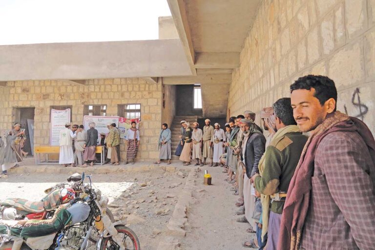 Displaced Yemenis await emergency food distribution by PWRDF and the Canadian Foodgrains bank in 2018