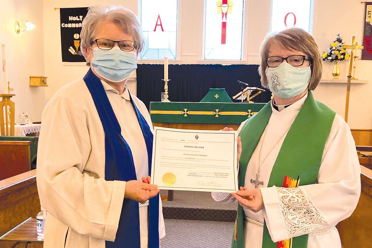Yvonne receives her certificate from the Rev’d Hannah Dicks