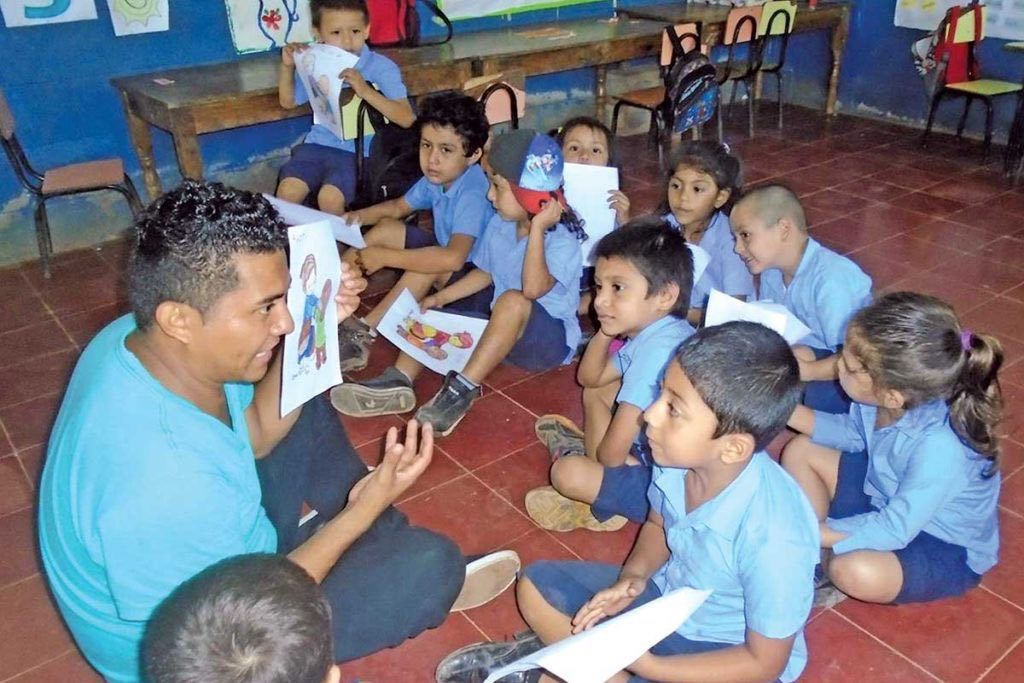 In El Salvador, César Gàmez of PWRDF partner CoCoSI leads gender workshops with young children.